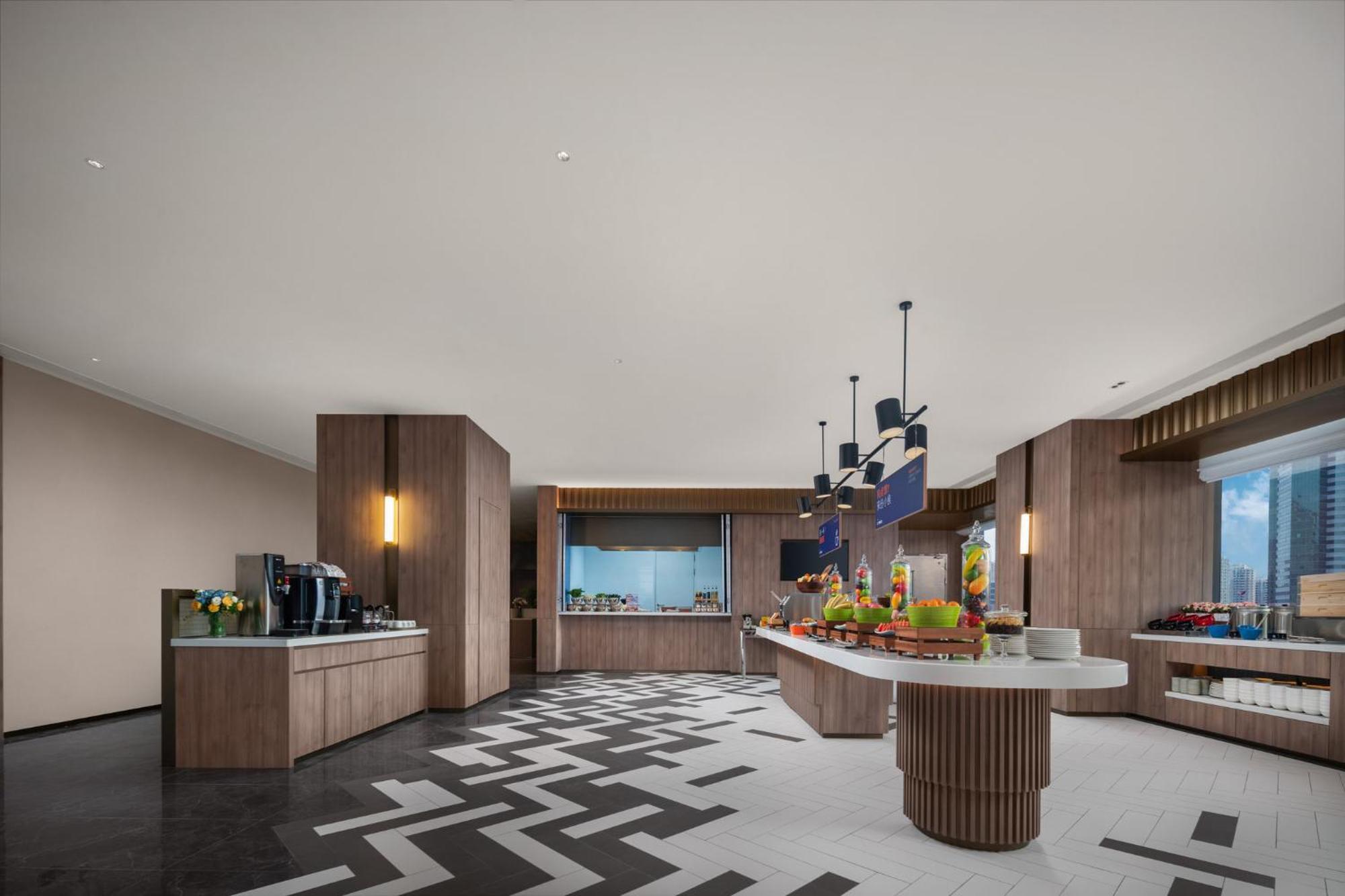 Express Futian Center By Ihg 4*