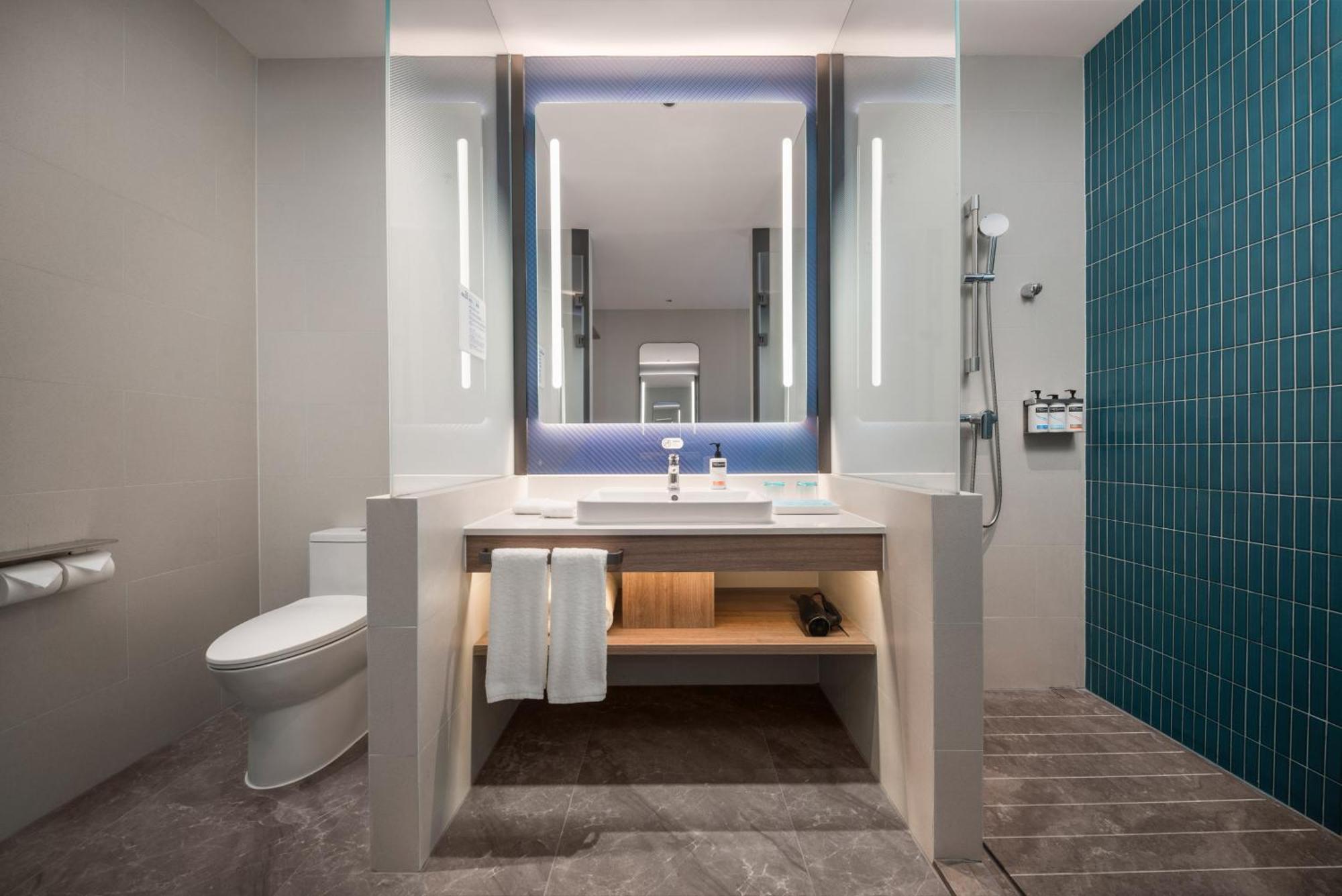 Hotel Express Futian Center By Ihg 4*