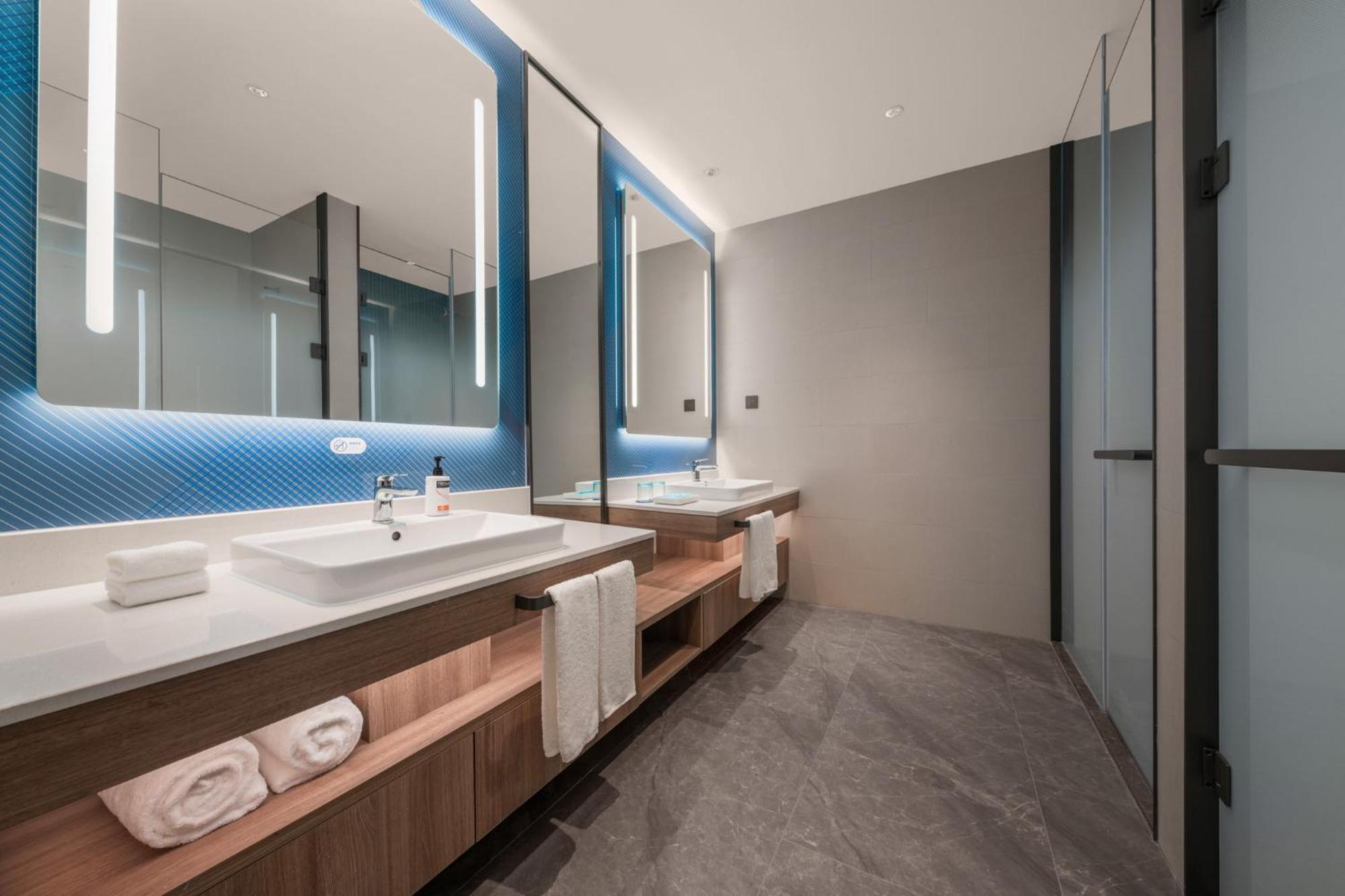 Express Futian Center By Ihg Hotel 4*